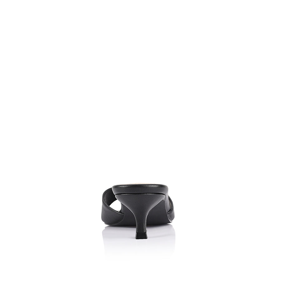 Black sandal with kitten heel and square toe shape