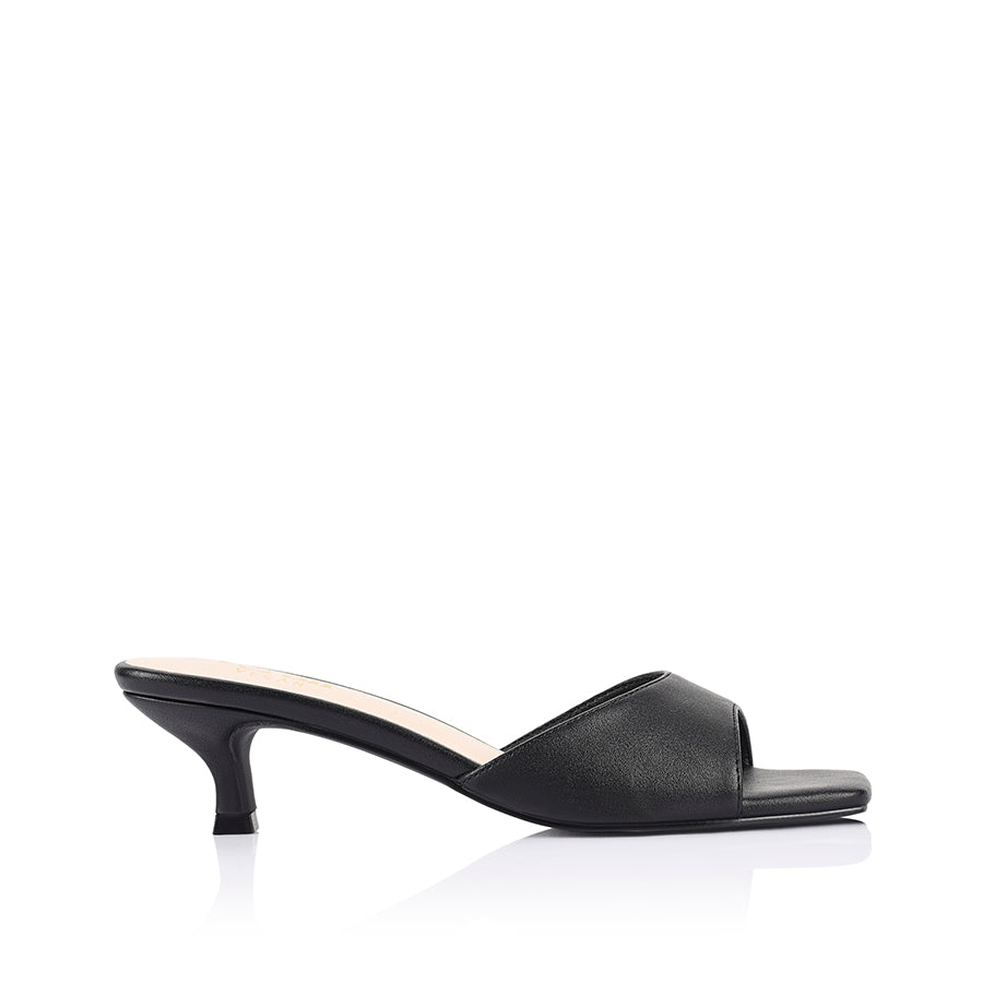 Black sandal with kitten heel and square toe shape