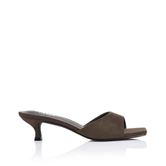 Brown sandal with kitten heel and square toe shape
