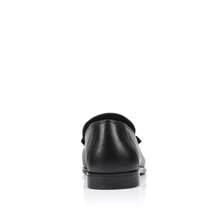 Black leather loafer with ruched toe vamp