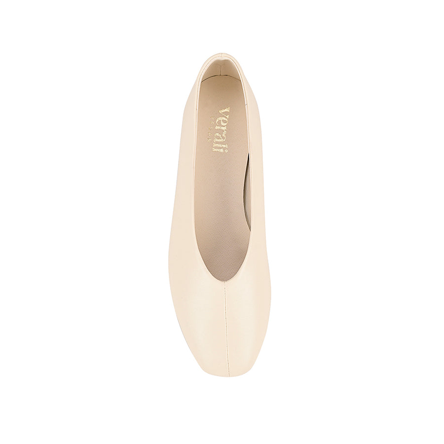 Smooth white flat shoe with a square toe shape