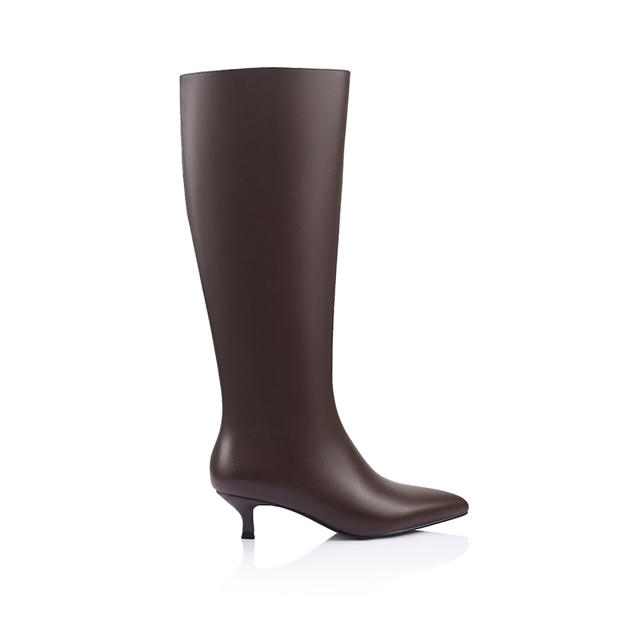 Brown high knee smooth boot with a kitten heel and zip closure