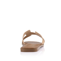 Women's flat slide sandal in tan vegan leather with natural raffia for summer